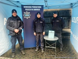 policjanci przy namiocie policyjnym