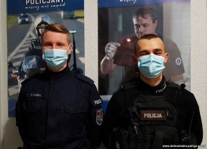 policjanci, którzy uratowali starszego mężczyznę z płonącego buydynku