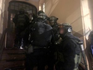 policjanci kontrterroryści stoją na schodach
