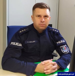 umundurowany dzielnicowy st. asp. Krzysztof Kowalski pozuje do zdjęcia