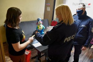 policjanci przekazują dziewczynce maskotkę