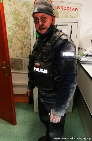 ubrudzony sadzą policjant po akcji ratowania kobiety z płonącego mieszkania