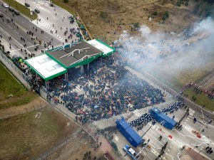 widok na przejście graniczne, policyjne wozy, policjantów i wojsko a także koczujących migrantów