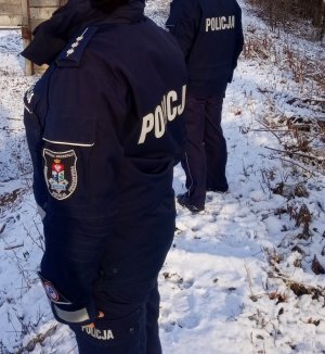 dwaj umundurowani policjanci