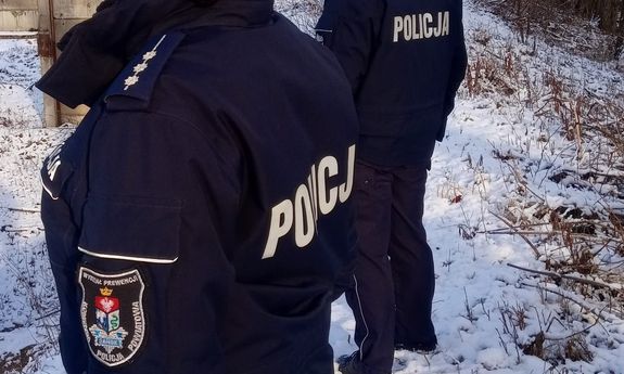 dwaj umundurowani policjanci