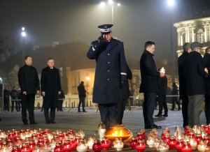 Komendant Główny Policji oddaje hołd na Pl. Piłsudskiego w Warszawie w hołdzie ofiarom stanu wojennego w 40. rocznicę wprowadzenia stanu wojennego