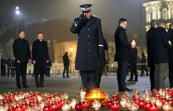 Komendant Główny Policji oddaje hołd na Pl. Piłsudskiego w Warszawie w hołdzie ofiarom stanu wojennego w 40. rocznicę wprowadzenia stanu wojennego