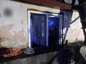 wybita szybka w oknie w płonącym budynku