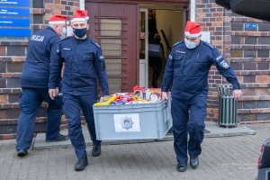 policjanci noszą prezenty
