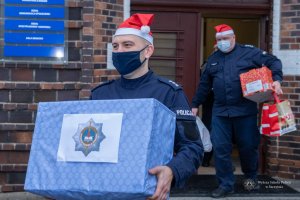 policjanci noszą prezenty