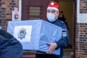 policjanci noszą prezenty