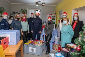 Policjanci, pracownicy WSPol i pracownice DPS z prezentami