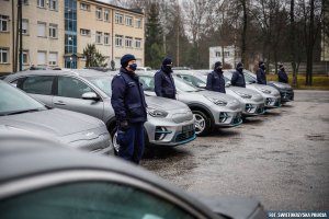 umundurowani policjanci stoją przy samochodach