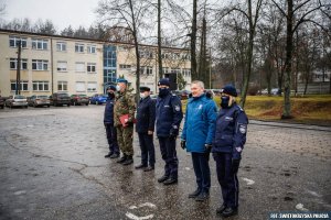 umundurowani policjanci stoją na placu alarmowym