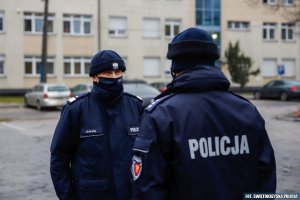 meldunek składany dowódcy - umundurowany policjant stoi na przeciwko przełożonego