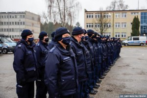 stojący w dwuszeregu umundurowani policjanci