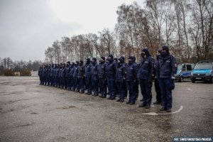 stojący w dwuszeregu umundurowani policjanci