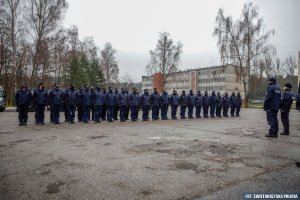 stojący w dwuszeregu umundurowani policjanci