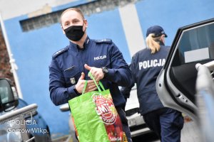 policjant niesie torbę z rzeczami