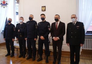 zdjęcie grupowe, Komendant Wojewódzki Policji w Lublinie nadinspektor Artur Bielecki, Prezydent Miasta Zamość Pan Andrzej Wnuk, Komendant Miejski Policji w Zamościu inspektor Wiesław Pawluk, Komendant Straży Miejskiej Miasta Zamość Pan Marian Puszka oraz policjant i strażnik miejski podczas spotkania