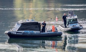 łodzie policyjne na jeziorze