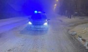 radiowóz policyjny na zaśnieżonej drodze