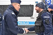 Generał Policji ściska dłoń jednemu z policjantów służących na terenie przygranicznym