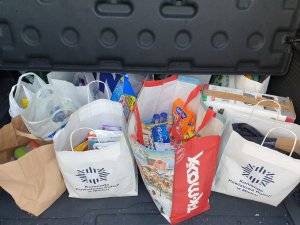 paczki z artykułami spożywczymi, chemicznymi i biurowymi dla dzieci