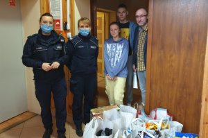podopieczni i dyrektor Centrum Opieki nad Dzieckiem w Skopaniu wraz z policjantkami