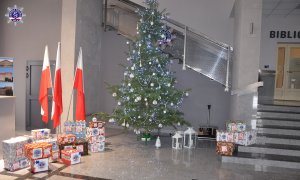 choinka świąteczna i prezenty w pomieszczeniu