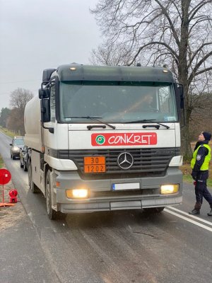 policjant kontroluje samochód