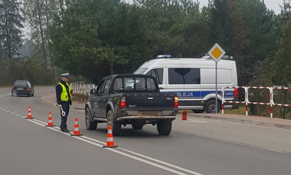 policjant kontroluje samochód