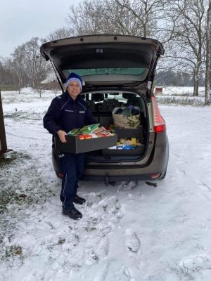 Umundurowana policjanta trzyma w ręku pudełko