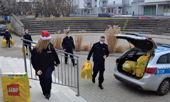 policjanci z paczkami świątecznymi dla dzieci