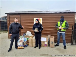 policjanci przygotowali paczki ze smakołykami dla psów