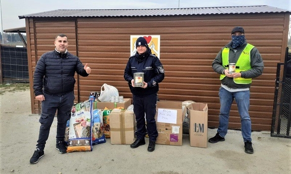 policjanci przygotowali paczki ze smakołykami dla psów