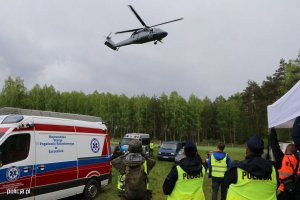 Policyjny śmigłowiec, karetka pogotowia ratunkowego oraz funkcjonariusze policji na polanie w lesie – ćwiczenia Renegade/Sarex-21