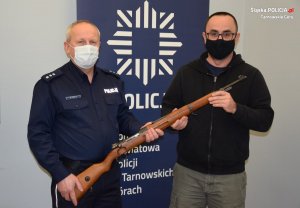 Pierwszy Zastępca Komendanta Powiatowego Policji w Tarnowskich Górach komisarz Waldemar Czapla przekazuje broń dyrektorowi muzeum Panu Arkadiuszowi Dominiec