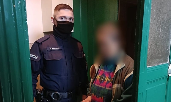 policjant stoi obok kobiety