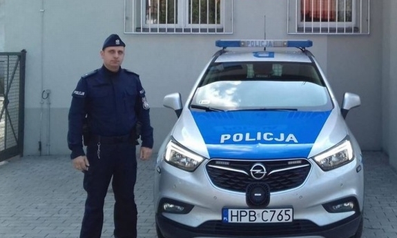 policjant przy radiowozie przed Posterunkiem Policji w Żórawinie