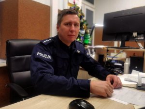 Policjant siedzi za biurkiem