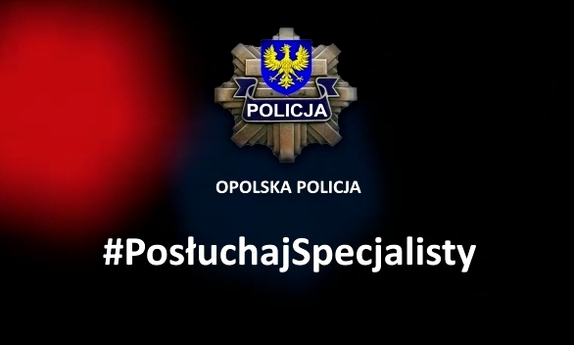 plansza z napisem #PosłuchajSpecjalisty, logo opolskiej policji, napisem opolska policja i niebiesko-czerwonymi światłami