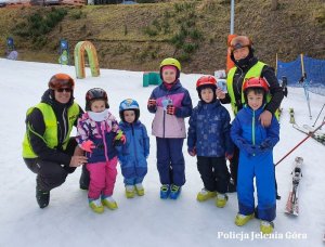 wspólne zdjęcie policjantów z dziećmi na stoku