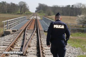 policjant na torowisku