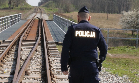 policjant na torowisku