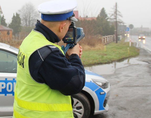 policjant ruchu drogowego podczas pomiaru prędkości