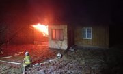 strażacy gaszą pożar budynku mieszkalnego