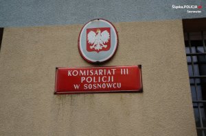 Czerwona tablica na budynku z napisem: komisariat Policji III w Sosnowcu