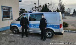 policjanci stojący na tle radiowozu