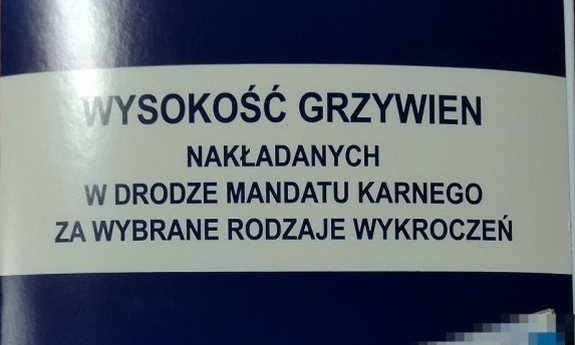 Zdjęcie okładki taryfikatora, napis wysokość grzywien nakładanych w drodze mandatu karnego za wybrane rodzaje wykroczeń